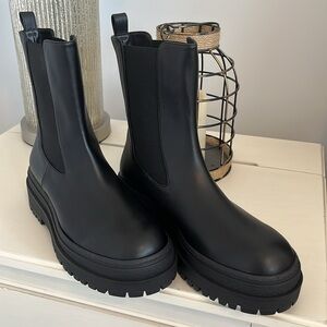 NWOT GOOD AMERICAN Chelsea Lug Boots 8 1/2